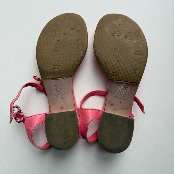 CHANEL Quilted Pink
Interlocking CC Logo T-Strap Sandals
Goatskin Size 38 - Picture 6 of 13